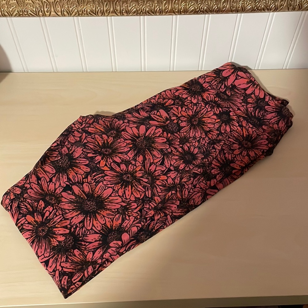 Magenta Daisy LuLaRoe Leggings